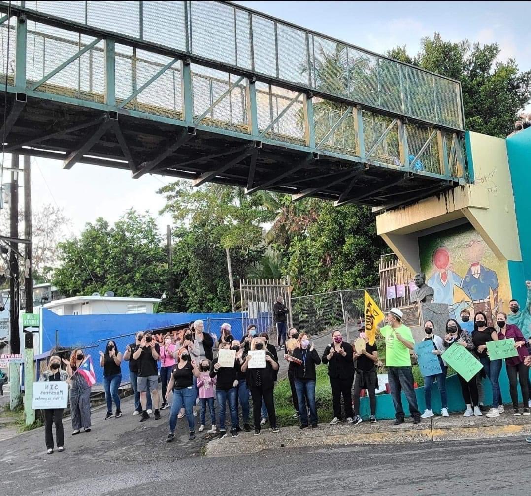 FMPRLucha's tweet photo. De Norte a Sur📢
De Este a Oeste📢
Esta lucha sigue, cueste lo que cueste

Centenar de maestros y maestras alrededor de todo el archipiélago en pie de lucha por un retiro digno y justicia salarial. 

¡Basta ya de abusos con el magisterio! https://t.co/Jyl5iVMHJT