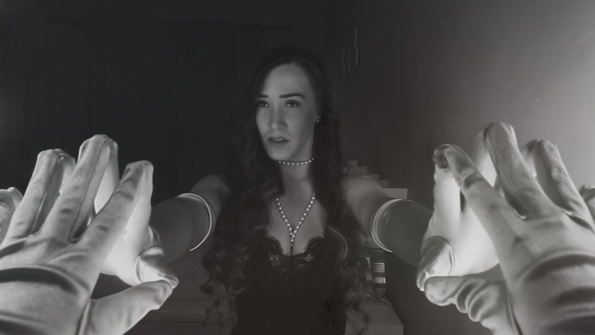 My music video of I Wanna Be Loved By You is premiering now! youtube.com/watch?v=EPYeeZ…