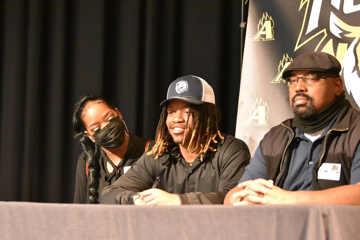 CovNewsSports's tweet photo. National Signing Day 

@AlcovyFootball (Part 2) 
@TristanMayweat4 
@reggie_boyd33 
Ricky Stone
@RussArmani https://t.co/5rE8xJyeNk
