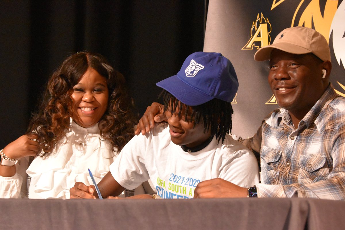 CovNewsSports's tweet photo. National Signing Day 

@AlcovyFootball (Part 2) 
@TristanMayweat4 
@reggie_boyd33 
Ricky Stone
@RussArmani https://t.co/5rE8xJyeNk