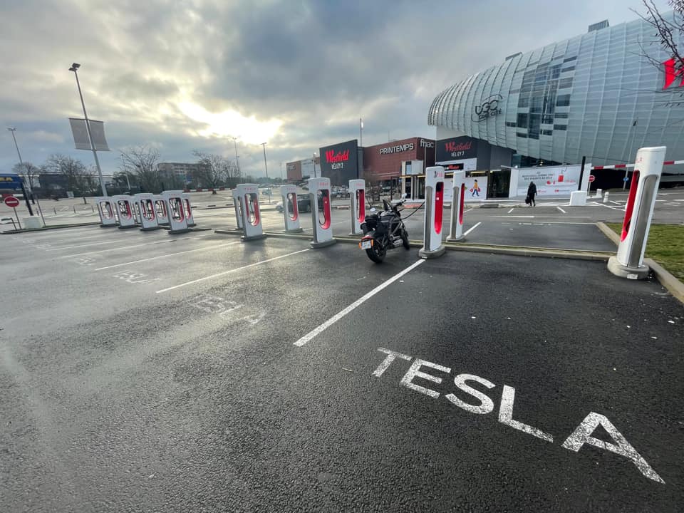 electricfelix's tweet photo. Rafael Schweinsteiger 📸(member of fb: "Voiture électrique") took his #LiveWireOne to the Tesla Supercharger Vélizy 2 (Paris)
AND IT WORKS!
⚡️⚡️⚡️
Oh yeah!
#PublicSuperchargingInFrance
#SuperchargingtheLiveWireOne
#fastcharging
#france
#electricmotorcycle https://t.co/ZnCNksQc2w