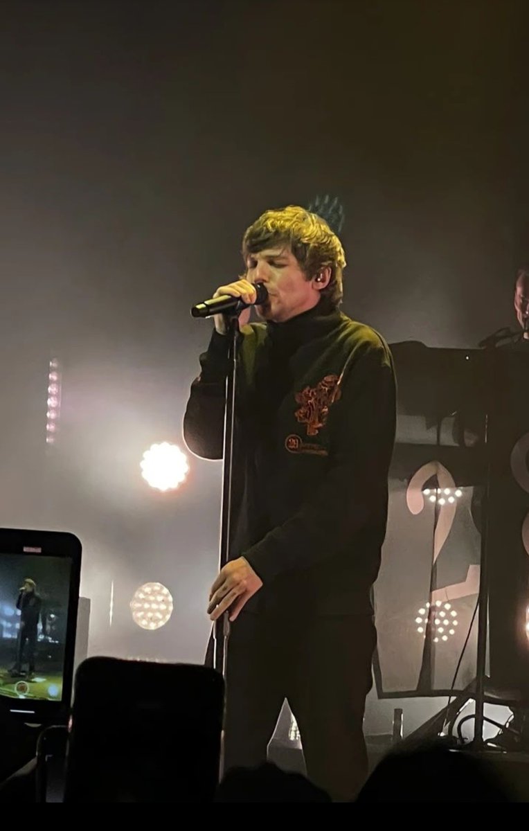 curchboyniall's tweet photo. I vote #Louies for #BestFanArmy at the #iHeartAwards https://t.co/RpIxfKKrD1