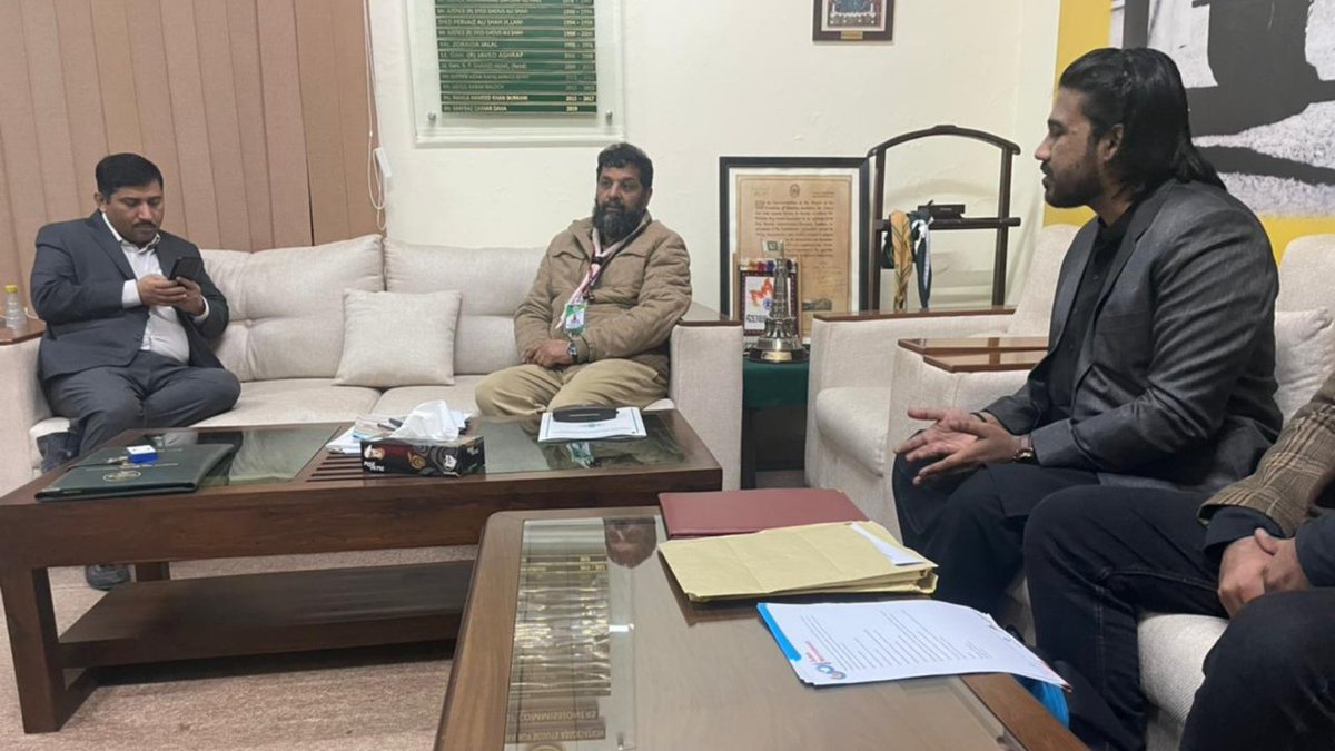 AmnMovement's tweet photo. Islamabad
Feburary 01/2022
No PR-01/2022-APR

Mr Muhammad Fahad Ali, Executive Director Amn-Movememt along with the team of directors, Ms Jaya Jaggi and Muhammad Omer Imran called on Mr. Sarfraz Qamar Daha, Chief Commissioner National Scout Organization PBSA at NHQ. https://t.co/HoBtHvJNwj