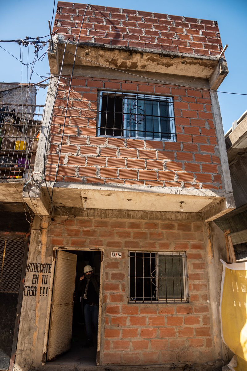 MariaMigliore's tweet photo. Refuerzo de estructuras, más luminosidad, mejor ventilación y acceso a servicios.

El programa de mejoramiento de viviendas en el barrio Mugica permite a +2100 familias vivir mejor. 

#BuenosAiresPresente https://t.co/vHZYgbEzke
