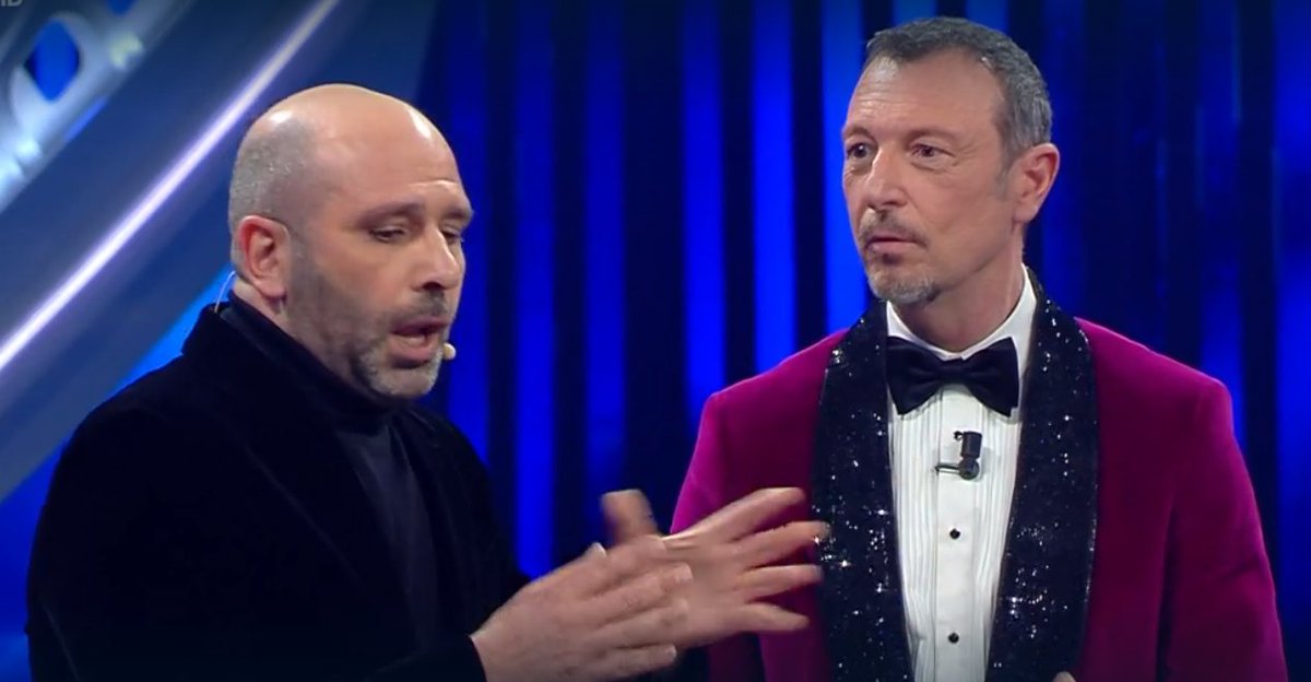 Adnkronos's tweet photo. #CheccoZalone senza freni a #Sanremo2022: "Manca quella scema". https://t.co/VC9g3yv25i