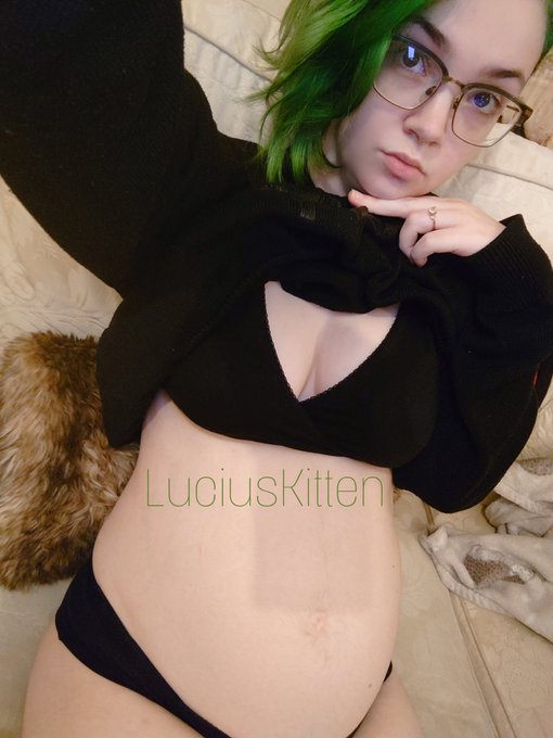 23 weeks tomorrow 😱 https://t.co/Ovcp9wR2b7