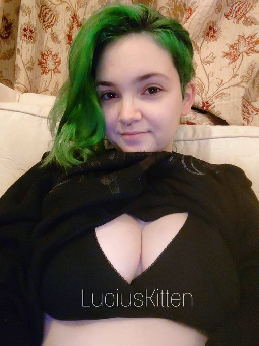 23 weeks tomorrow 😱 https://t.co/Ovcp9wR2b7