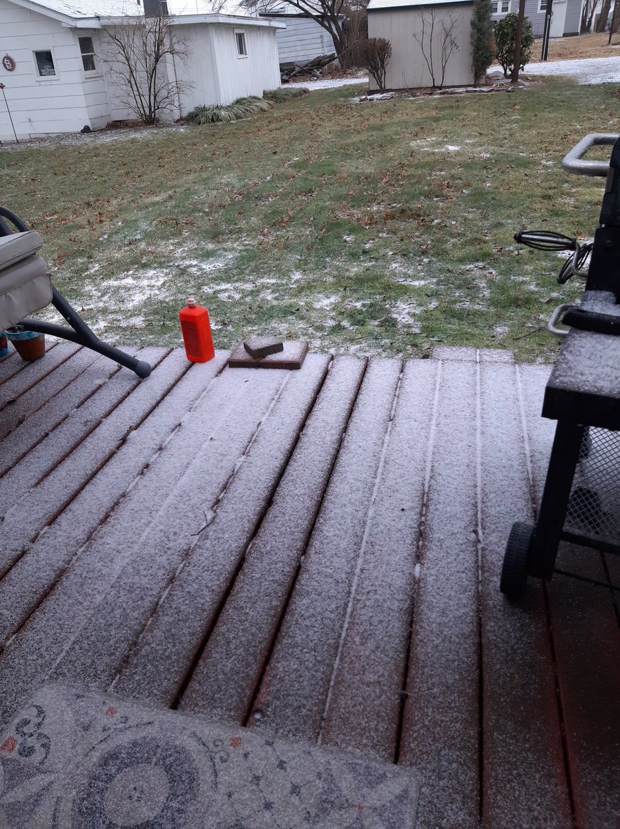 TraceyBrasel's tweet photo. @NickHausenWx @NWSPaducah Sleet in Herrin IL- has been coming down hard but seems to have slowed at the moment https://t.co/aAozgfxnys