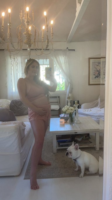 So pregnant 🤰🏼 https://t.co/H0zLXIXnW7<a href="/tag/international"class="tags"><span>#international</span></a><a href="/tag/books"class="tags"><span>#books</span></a><a href="/tag/downunder"class="tags"><span>#downunder</span></a>