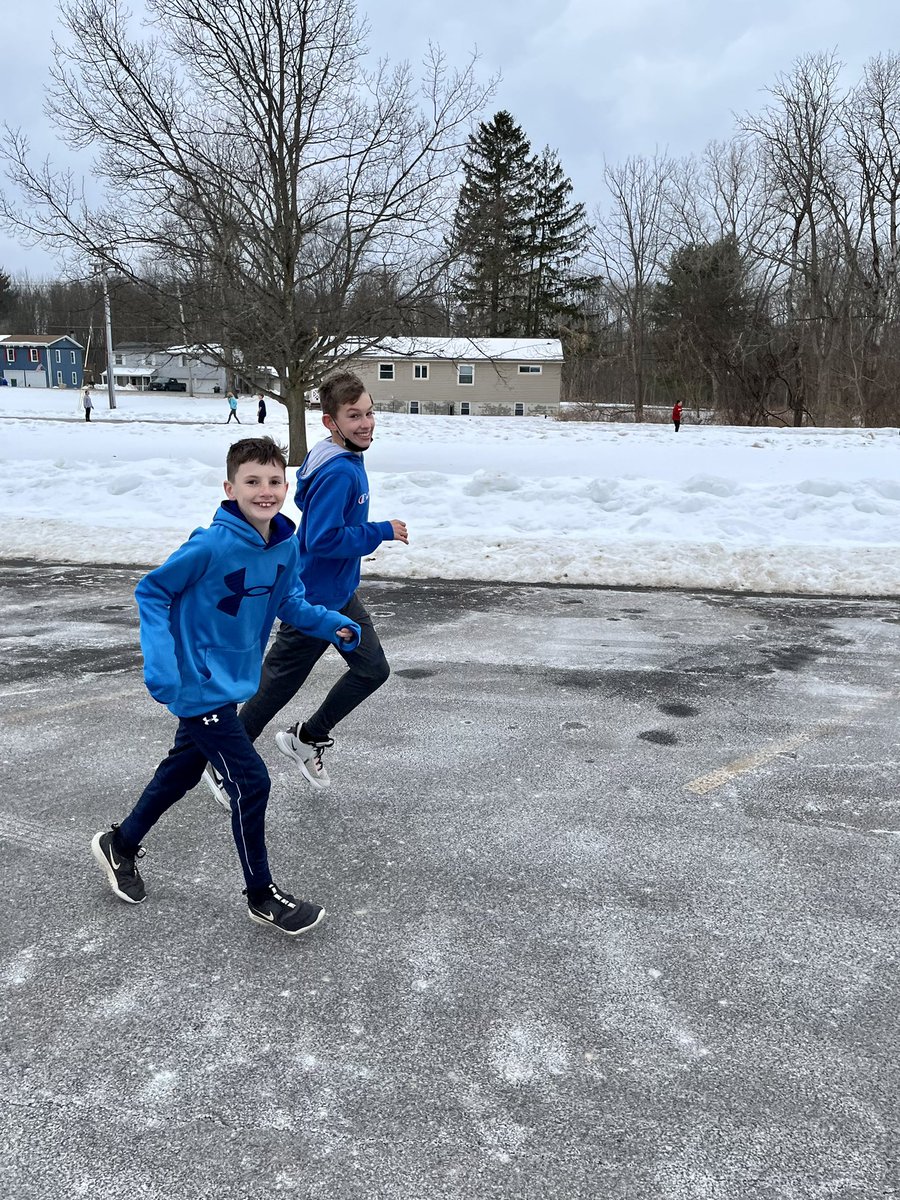 Stubbs_Tiff's tweet photo. First day of the Ray Winter Run Club @RayBville @Bville_Bees Future @BvilleXCTF It’s only cold if you’re standing still! 🐝🏃🏼‍♀️🏃🏽❄️ https://t.co/SpCp1mr2cA