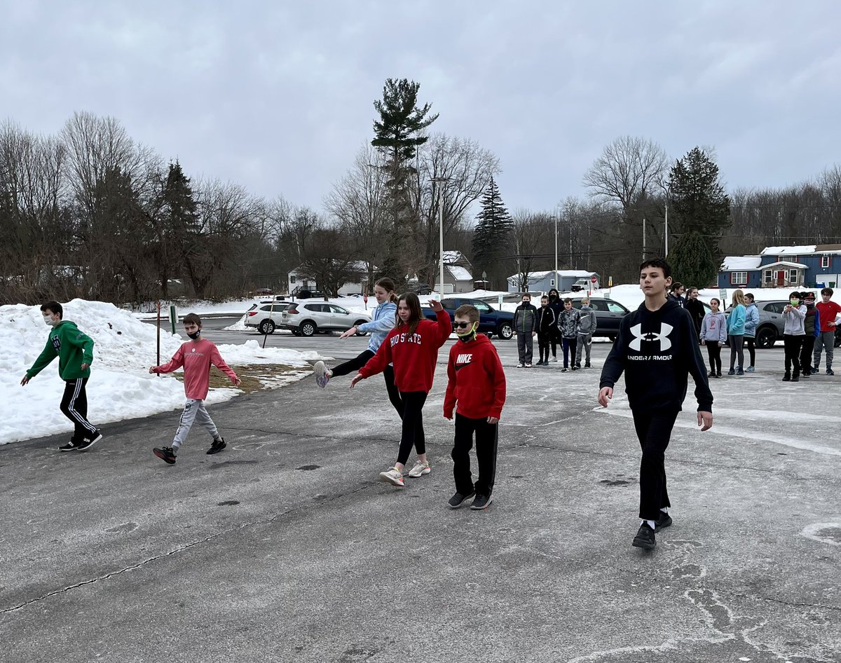 Stubbs_Tiff's tweet photo. First day of the Ray Winter Run Club @RayBville @Bville_Bees Future @BvilleXCTF It’s only cold if you’re standing still! 🐝🏃🏼‍♀️🏃🏽❄️ https://t.co/SpCp1mr2cA