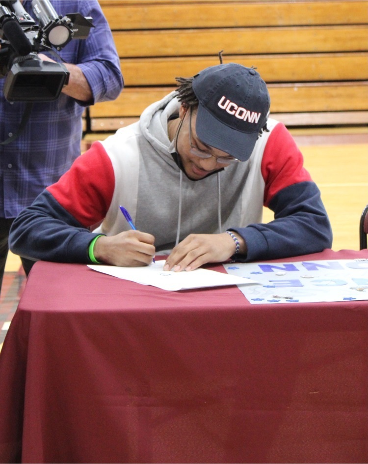 WHSathleticsCT's tweet photo. Such amazing energy at Windsor High School this afternoon as we celebrated the accomplishments of both Marlon Welsh and Prince Samuels! So proud to be apart of this WINning district! #NSD22 #weareWINdsor #UConnNation #SCSUowls https://t.co/JsgIK8xRBu