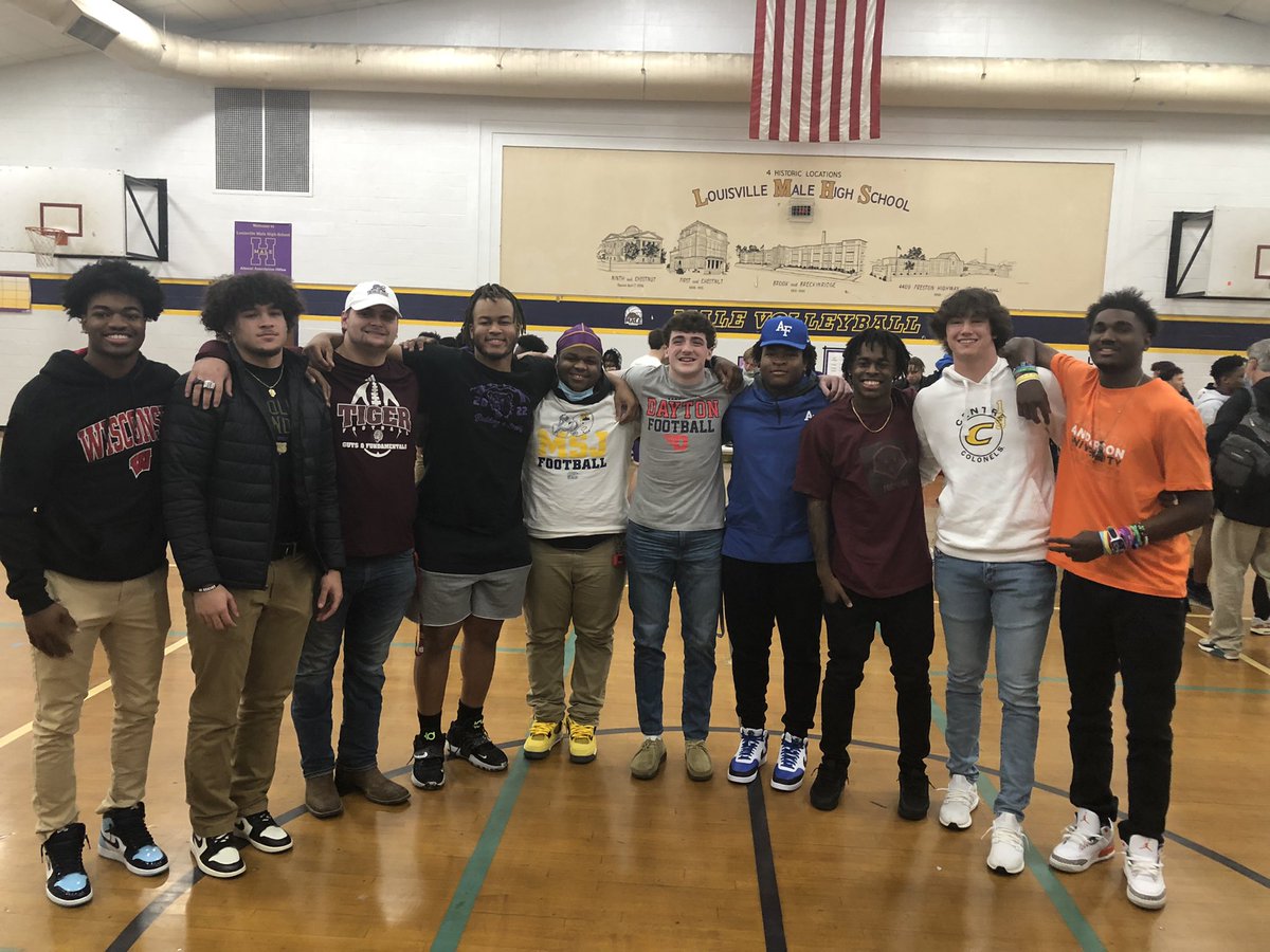 🏈🏈Ten MALE FOOTBALL “Class of ‘22” signees….
#BestOfTheBest
#MalePride
#Dawgs4Life