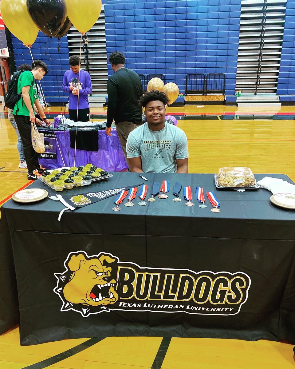 alexis_marieUH's tweet image. From Maverick ❤️💙 to Bulldog 💛🖤 Proud of my little big brother  and his next chapter in life!! 
#signingday2022 #manvelmavericks #texaslutheranuniversity #trackandfield