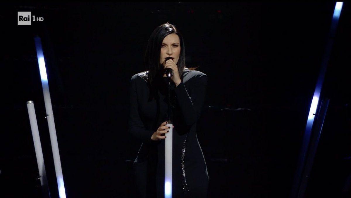 83. Laura Pausini pazzesca, pazzesca anche la scenografia. 