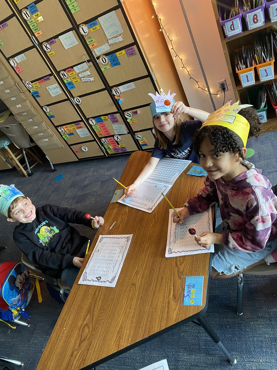 MrsLazorko's tweet photo. Can you get to the center of a tootsie pop in 100 licks?! These first graders have the answer!! #bengalpride https://t.co/g8Ld6EKkld