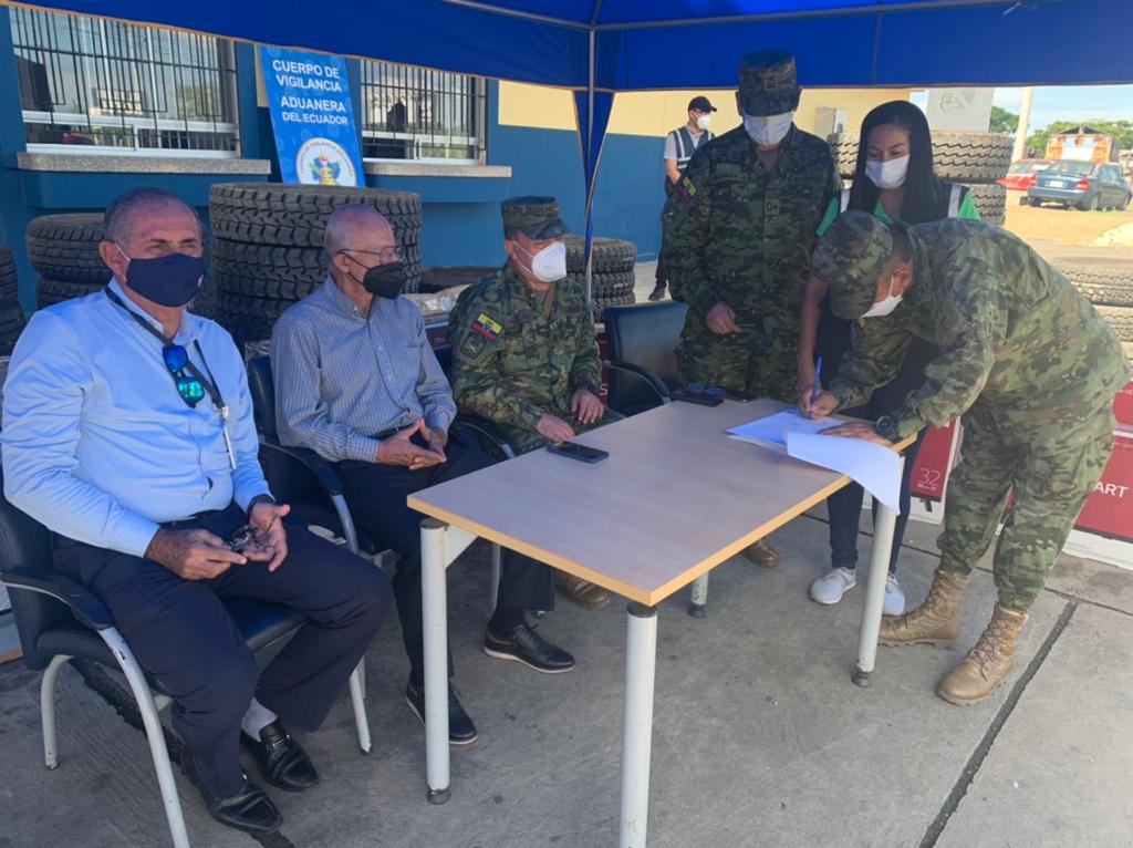 SENAE_Aduana's tweet photo. #DonacionesAduanaEc | En el #DistritoAduaneroHuaquillas se realizó la adjudicación gratuita de 2️⃣0️⃣ mil dólares en mercancía gestionable a la Fuerza Terrestre Brigada de Infantería Motorizada de  #ElOro, constan: 

✅ Televisores 
✅ Neumáticos
✅ Cocinetas

 #JuntosCumplimos https://t.co/eWO3sgrEqj