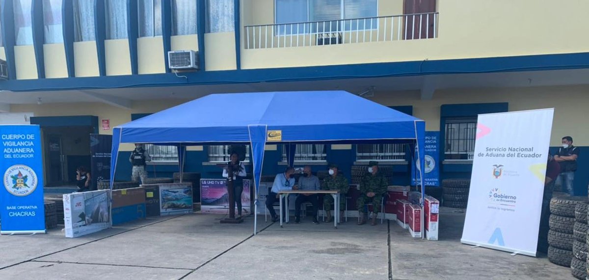 SENAE_Aduana's tweet photo. #DonacionesAduanaEc | En el #DistritoAduaneroHuaquillas se realizó la adjudicación gratuita de 2️⃣0️⃣ mil dólares en mercancía gestionable a la Fuerza Terrestre Brigada de Infantería Motorizada de  #ElOro, constan: 

✅ Televisores 
✅ Neumáticos
✅ Cocinetas

 #JuntosCumplimos https://t.co/eWO3sgrEqj