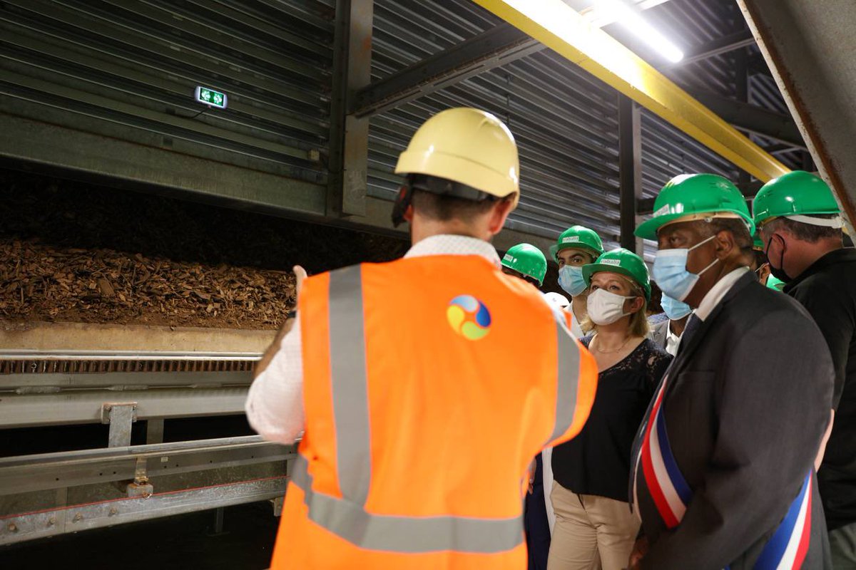 barbarapompili's tweet photo. Inauguration de la centrale de Cacao qui produit de l'électricité à partir de déchets de bois. 

Production = consommation de 16000 personnes. 

Bilan carbone = 28.500 tonnes d’émissions de CO2 évitées par an.

Un exemple réussi de transition énergétique pour la Guyane. https://t.co/nqsPePfHVD