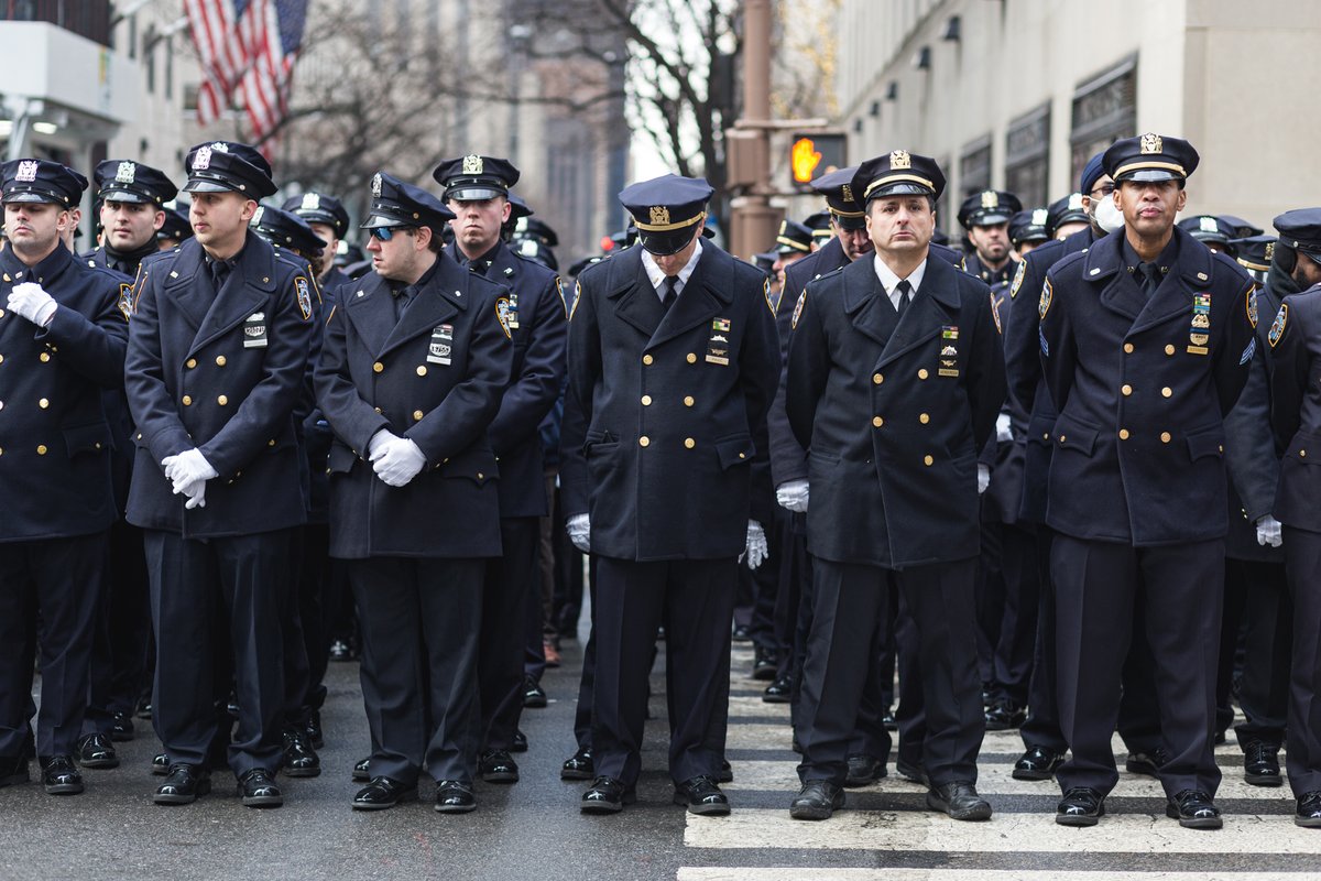 thinkfeelshine's tweet photo. Fifth Ave filled with NYPD paying respects to fallen officers...

#nyc #newyork #newyorkcity #nypd #WilbertMora

@rtvslo https://t.co/vLGIiilyjr