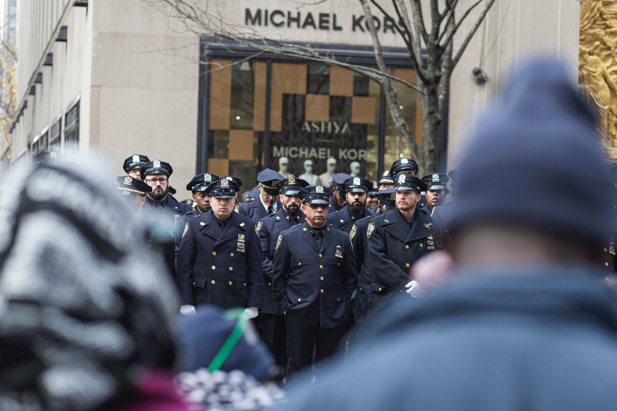 thinkfeelshine's tweet photo. Fifth Ave filled with NYPD paying respects to fallen officers...

#nyc #newyork #newyorkcity #nypd #WilbertMora

@rtvslo https://t.co/vLGIiilyjr