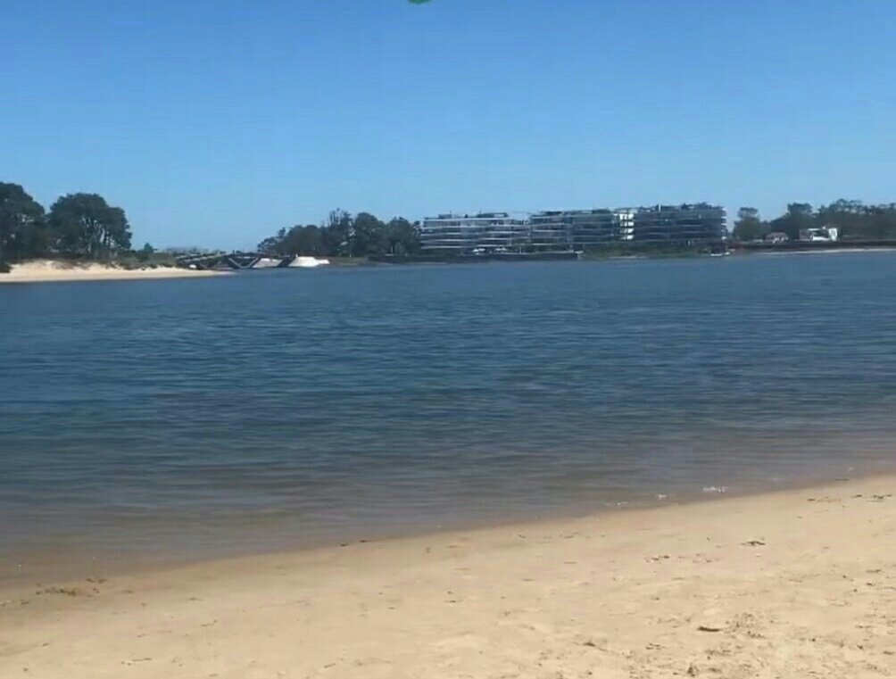PuntadelEsteS's tweet photo. Hoy, nuevamente La Barra de Maldonado: "Febrero pinta lindo 🌞 " comenta @Federik64377970 y le "secuestramos" un crop de su foto, con una mirada lejana al puente ondulante. 
#TeamVerano 💪 en #PuntaDelEste ☀️🌴🏖️🌊⛵️ https://t.co/QKF9wWJi0p