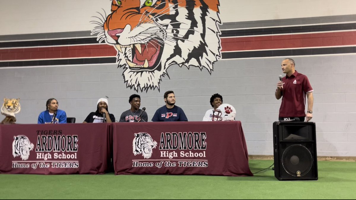 sharieberry13's tweet photo. Signed, sealed and will be delivered in July. What a big and special day for my #55 and 4 of his teammates (with more to sign later).  I love you and honored to be your mom Parker ❤️🏈💙 @ParkerB59 https://t.co/mIoovIWu7q