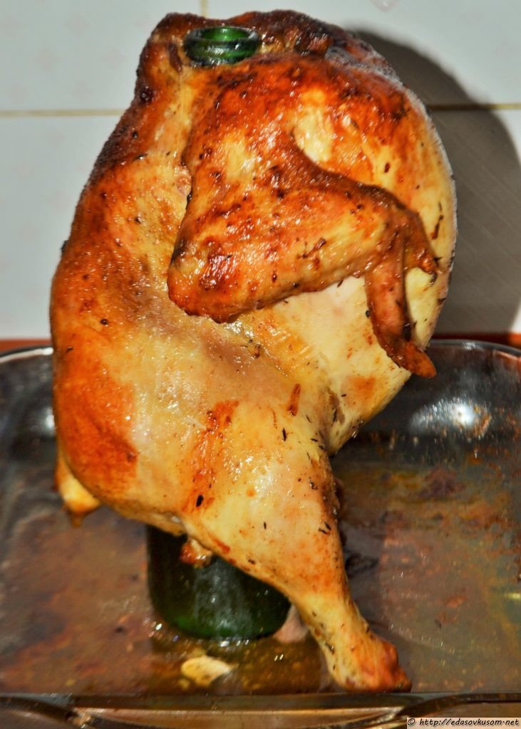 курица на бутылке в духовке целиком. приправа для курицы в духовке. курица на бутылке с корочкой. курица в духовке набутвлке. курочка на бутылке в духовке.