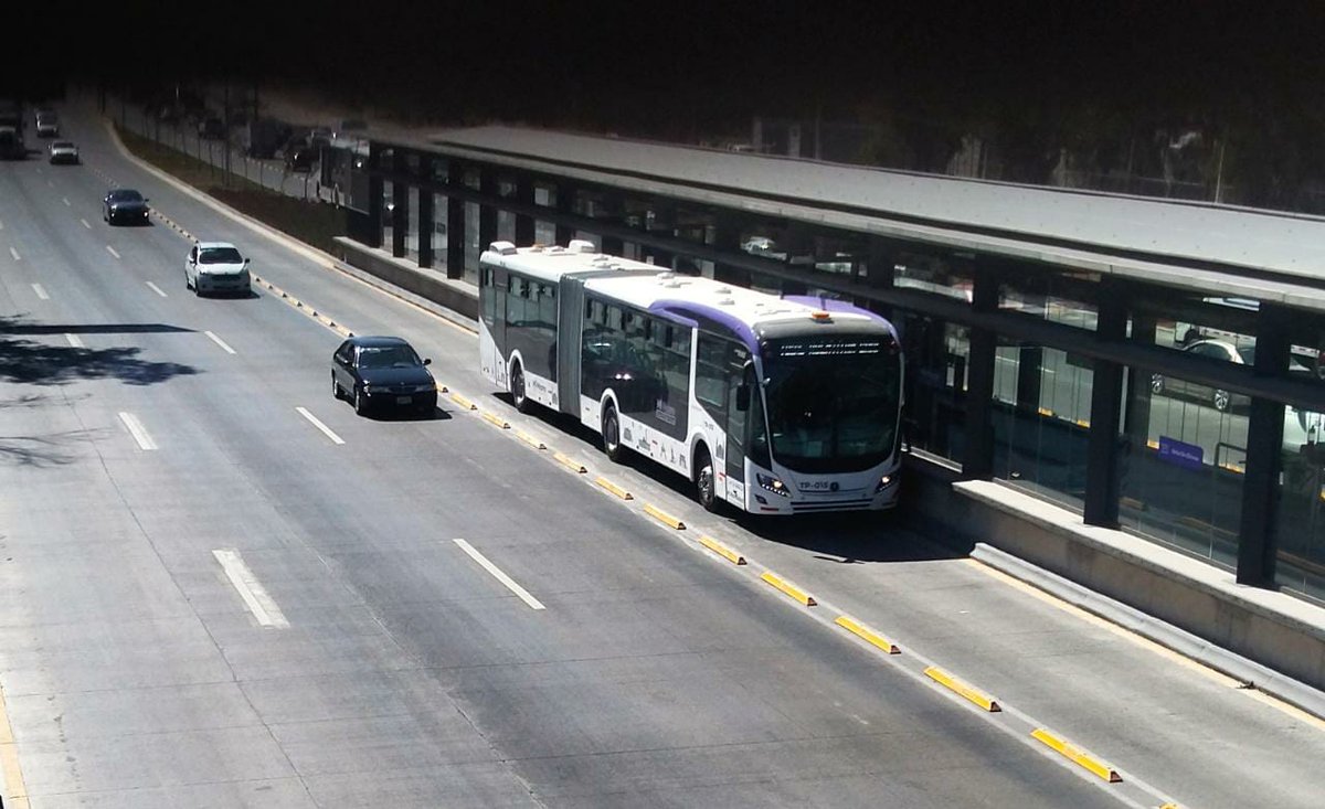 PeribusM's tweet photo. #Mimacroperiférico es un transporte público de tránsito rápido 🚌, el recorrido por las 42 estaciones se realiza con un tiempo récord de 1 hora y 23 minutos, lo que significa un ahorro de tiempo en el traslado.⏳ 🤩 #PeribúsMetropolitano 🔵 https://t.co/vBMtnDoDIK