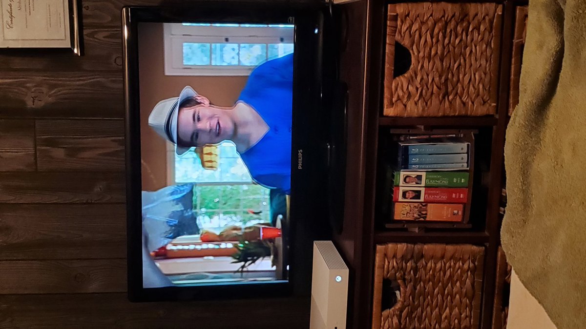 Aly_moonchild's tweet photo. Omfg tofer is on workaholics 🤣 @chrisdelia this is hilarious asf https://t.co/gOBKXcFENZ