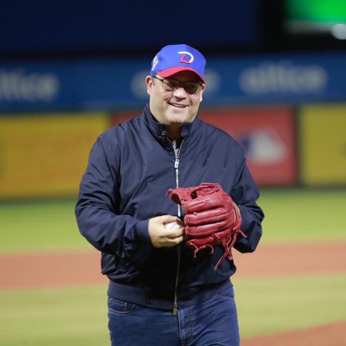 SanzLovaton's tweet photo. Es un sueño hecho realidad poder pichar desde el montículo, y ahora con orgullo lanzando la primera bola en esta #SerieDelCaribe2022. La pelota ⚾️ está en el corazón de todos nosotros. ¡Arriba Dominicana, vamos!🇩🇴 https://t.co/nImEmcwlwp