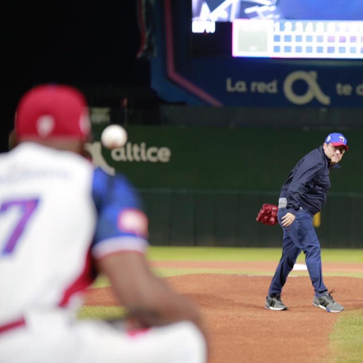 SanzLovaton's tweet photo. Es un sueño hecho realidad poder pichar desde el montículo, y ahora con orgullo lanzando la primera bola en esta #SerieDelCaribe2022. La pelota ⚾️ está en el corazón de todos nosotros. ¡Arriba Dominicana, vamos!🇩🇴 https://t.co/nImEmcwlwp