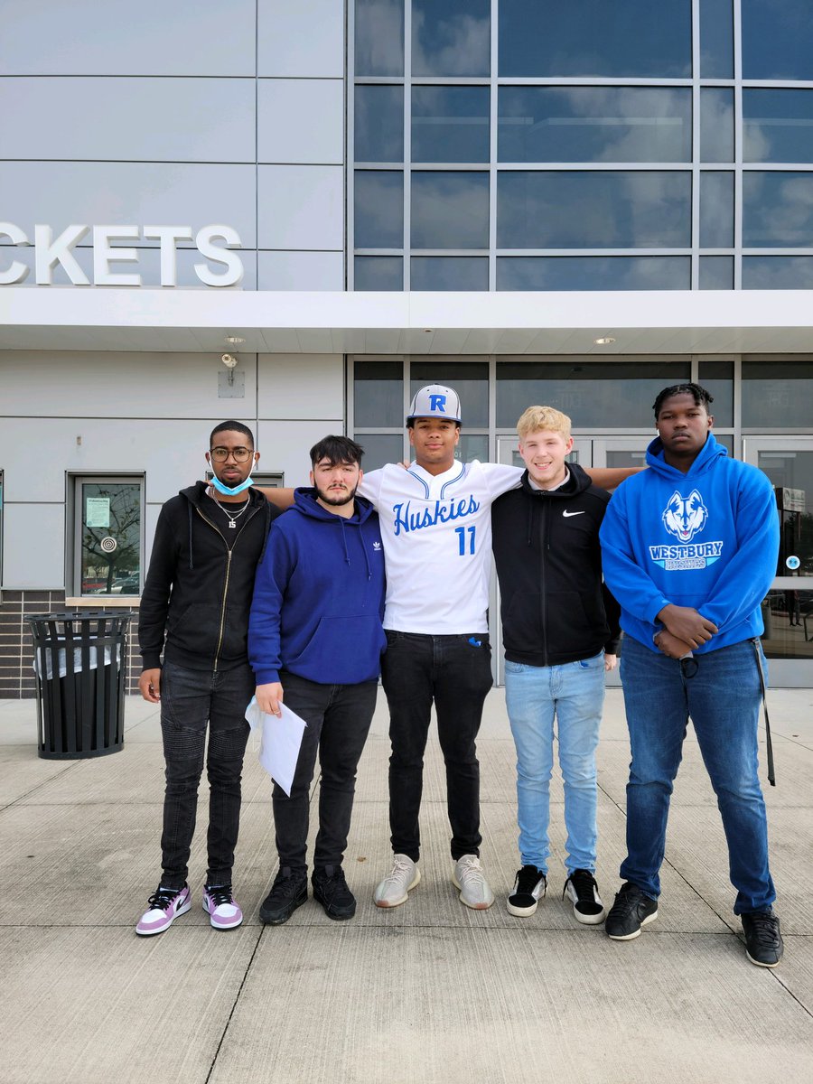 Pack of Huskies at Signing day! 
Congratulations to SR Josiah Jackson for signing with <a href="/RC_Bearcats/">RustCollegeBearcats</a>