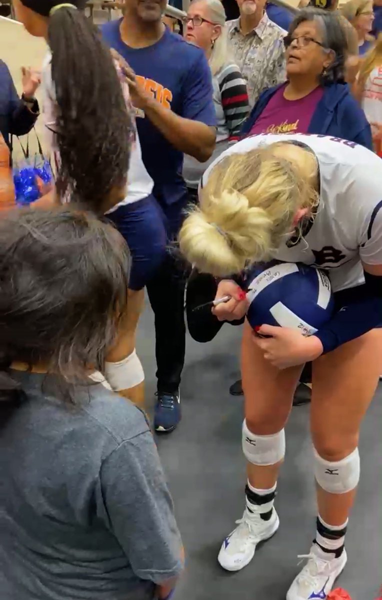 carleepharris12's tweet image. Happy National Girls &amp;amp; Women in Sports day! I have been blessed to have been trained, recruited &amp;amp; mentored by some incredible women. It is EMPOWERING to know that as a college athlete I too have the tools to make a difference in this sport! Already loving this new journey! #go🐸