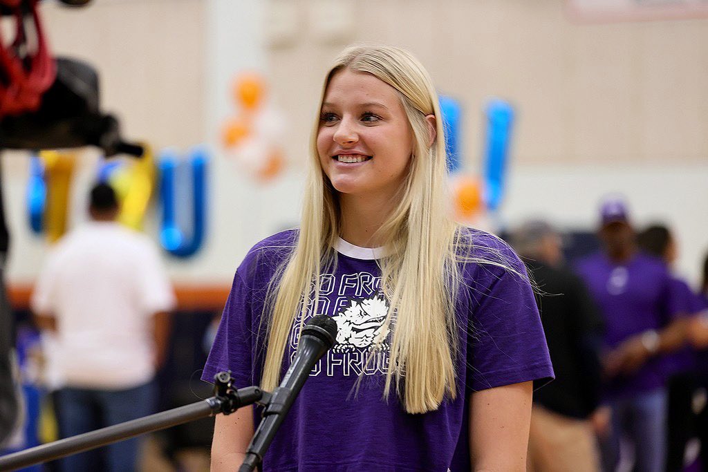 carleepharris12's tweet image. Happy National Girls &amp;amp; Women in Sports day! I have been blessed to have been trained, recruited &amp;amp; mentored by some incredible women. It is EMPOWERING to know that as a college athlete I too have the tools to make a difference in this sport! Already loving this new journey! #go🐸