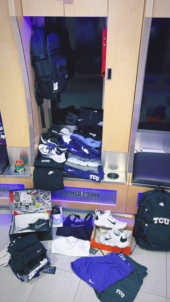 carleepharris12's tweet image. Happy National Girls &amp;amp; Women in Sports day! I have been blessed to have been trained, recruited &amp;amp; mentored by some incredible women. It is EMPOWERING to know that as a college athlete I too have the tools to make a difference in this sport! Already loving this new journey! #go🐸