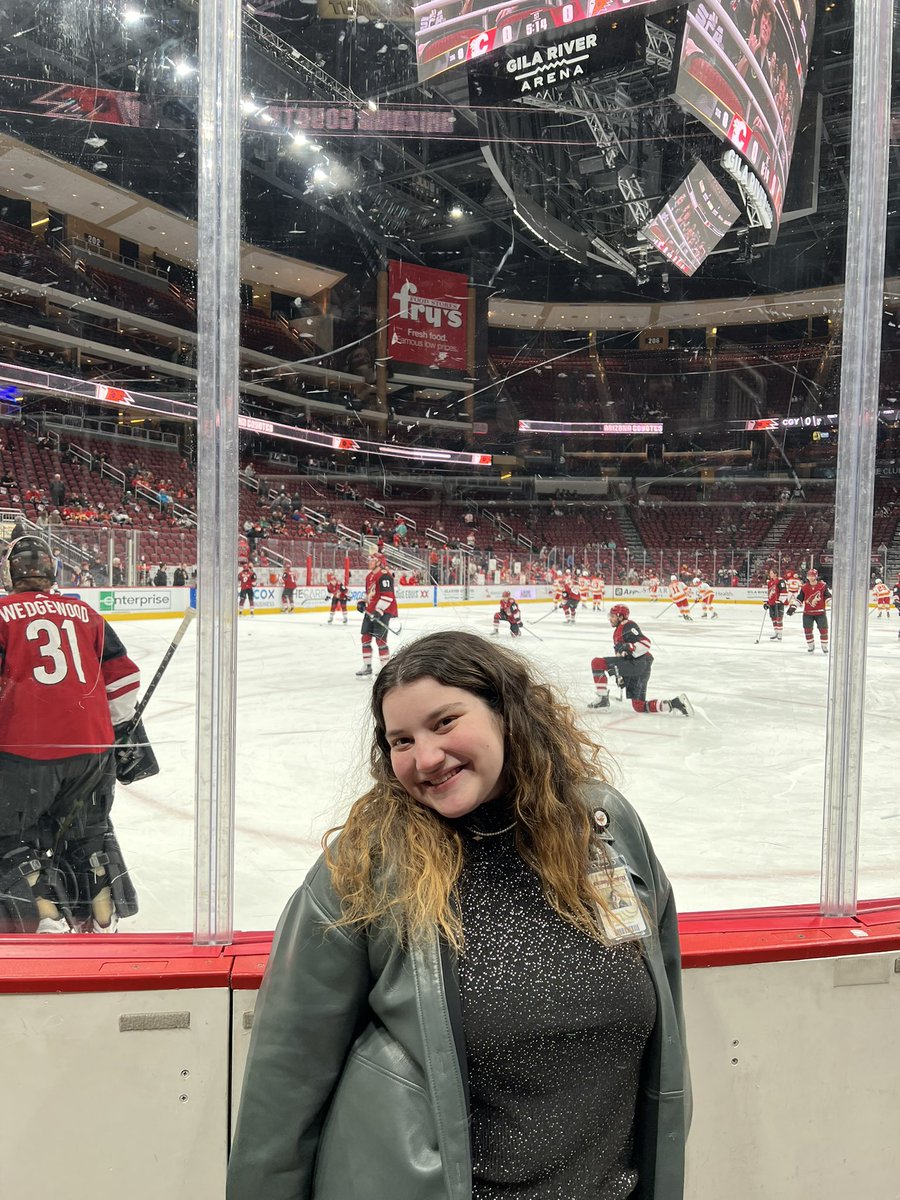 mallory_schnell's tweet photo. Celebrating #NGWSD at work with the #CronkiteCoyotes 😉💪🏒 @Cronkite_ASU @ArizonaCoyotes #CronkiteNation https://t.co/OxrUEAwx4s