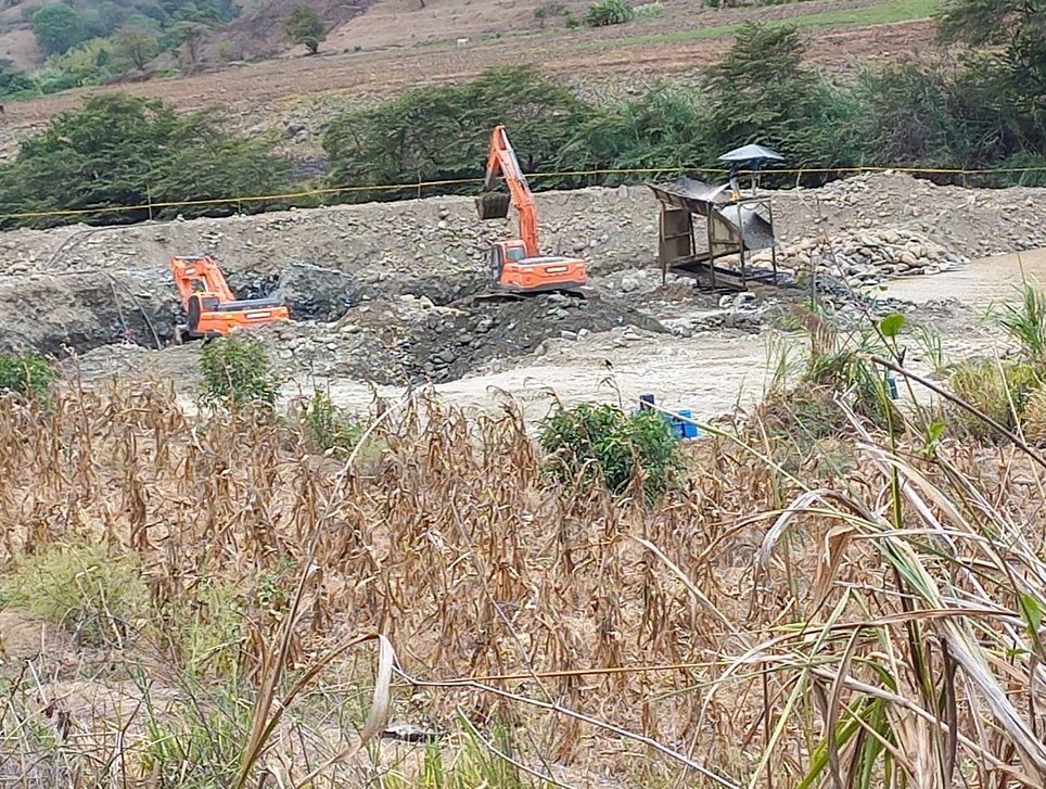 Reg_aguaEc's tweet photo. #Loja| Técnicos de la Dirección de Recursos Hídricos de la ARCA, realizaron una inspección por la presunta afectación al río #Macará por actividades mineras #ArcaEnTerritorio. https://t.co/u2AbO8vyad