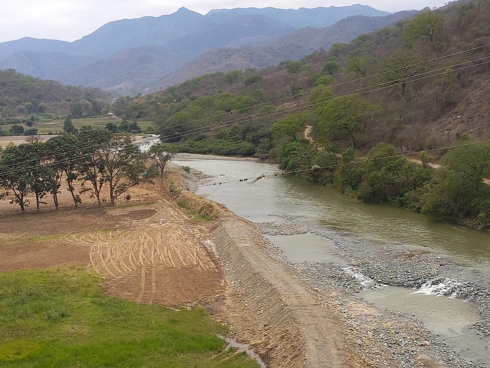 Reg_aguaEc's tweet photo. #Loja| Técnicos de la Dirección de Recursos Hídricos de la ARCA, realizaron una inspección por la presunta afectación al río #Macará por actividades mineras #ArcaEnTerritorio. https://t.co/u2AbO8vyad