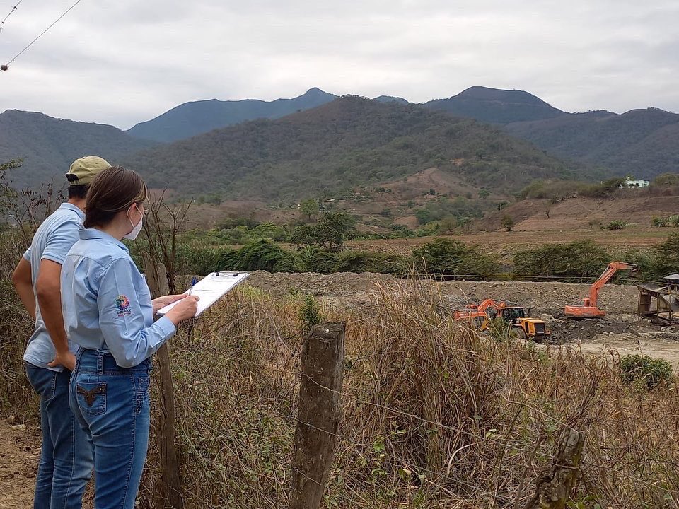 Reg_aguaEc's tweet photo. #Loja| Técnicos de la Dirección de Recursos Hídricos de la ARCA, realizaron una inspección por la presunta afectación al río #Macará por actividades mineras #ArcaEnTerritorio. https://t.co/u2AbO8vyad