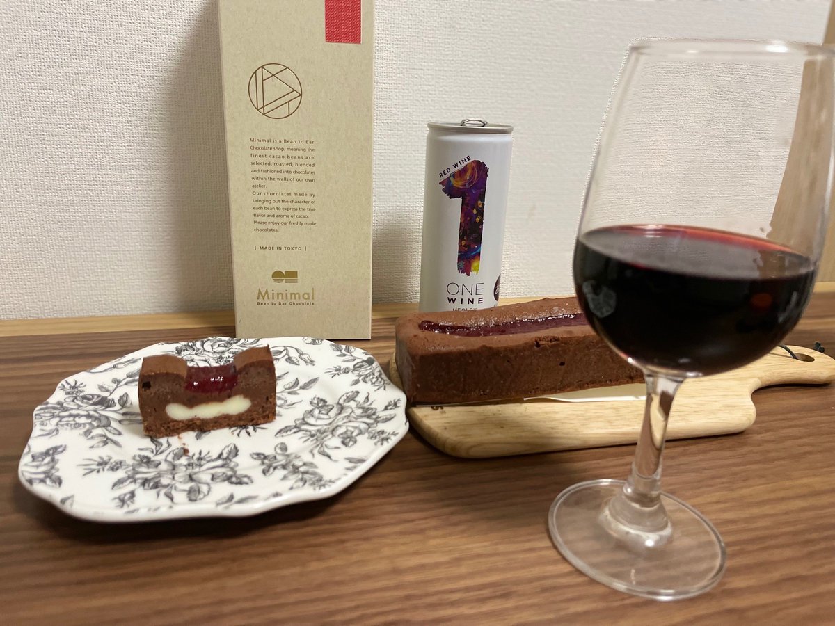 onewineofficial's tweet photo. /
#ONEWINE チームメンバーの #onewithme
(7)ガトーショコラ×メルロ
\
バレンタインっぽく @Minimal_tokyo さんの「生ガトーショコラ-苺 from いちご家めい-」とメルロを!
メルロのほどよい渋みとガトーショコラの苺の酸味&チョコレートの甘味が絶妙でした🍫🍓🍷 #Valentine #MinimalChocolate https://t.co/jTOno7x7LA
