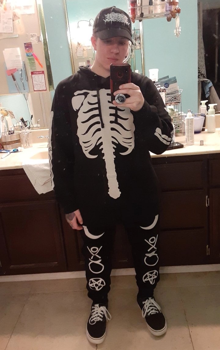 Paranoid_Boi95's tweet image. @BlackCraftCult @LornaShore @VANS_66 Yesterday's 'fit was a look! 🤘 #allblackeverything #genderbender #tomboi #boi #dude #masc