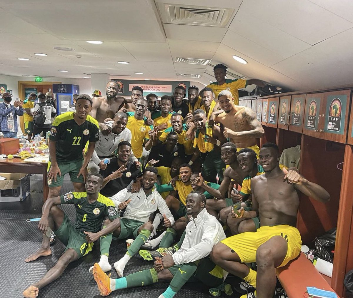 papematarsarr15's tweet photo. Une étape de plus, bravo à toute l’équipe. Encore un match pour écrire l’histoire ! 
🦁🇸🇳 #MankoWutiNdamli #CAN2021 https://t.co/JgN96dTpca