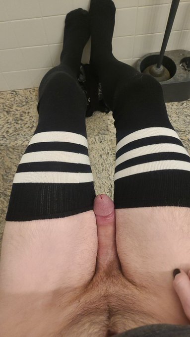 Hehe, love me my long socks https://t.co/VTUCCxJNDk