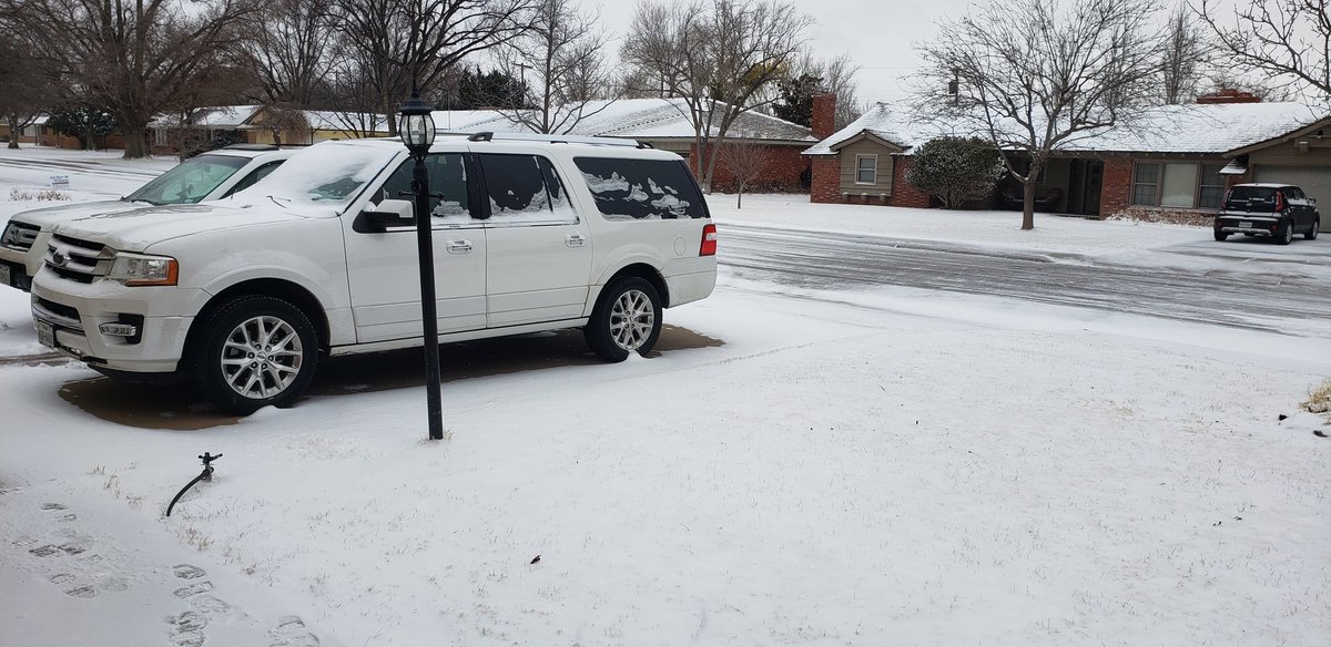 AMWWX's tweet image. Measured 1.2" at 430pm. Light snow ongoing. Drifts up to 3" but also some bare spots. #phwx #txwx @NWSAmarillo