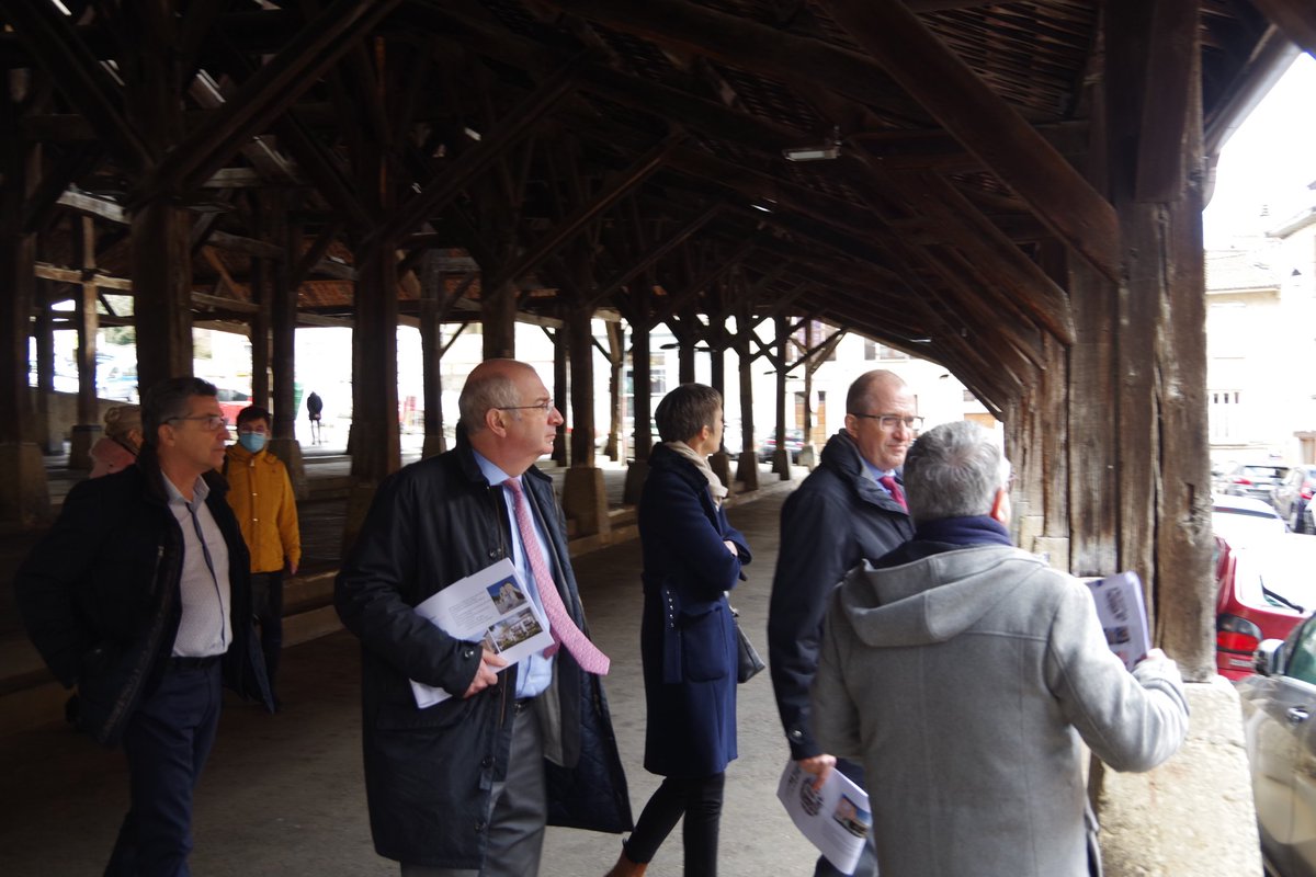 Prefet38's tweet photo. Aujourd'hui, @Prefet38 s'est déplacé dans l'arrondissement de #Vienne.
Il assistait, aux côtés du sous-préfet, à la présentation du projet #PVD de #LaCoteSaintAndre 🏘️
Cette rencontre s'est poursuie dans le centre-ville avec la visite des lieux emblématiques de ce projet 🏤 https://t.co/sLNWbqGkU4
