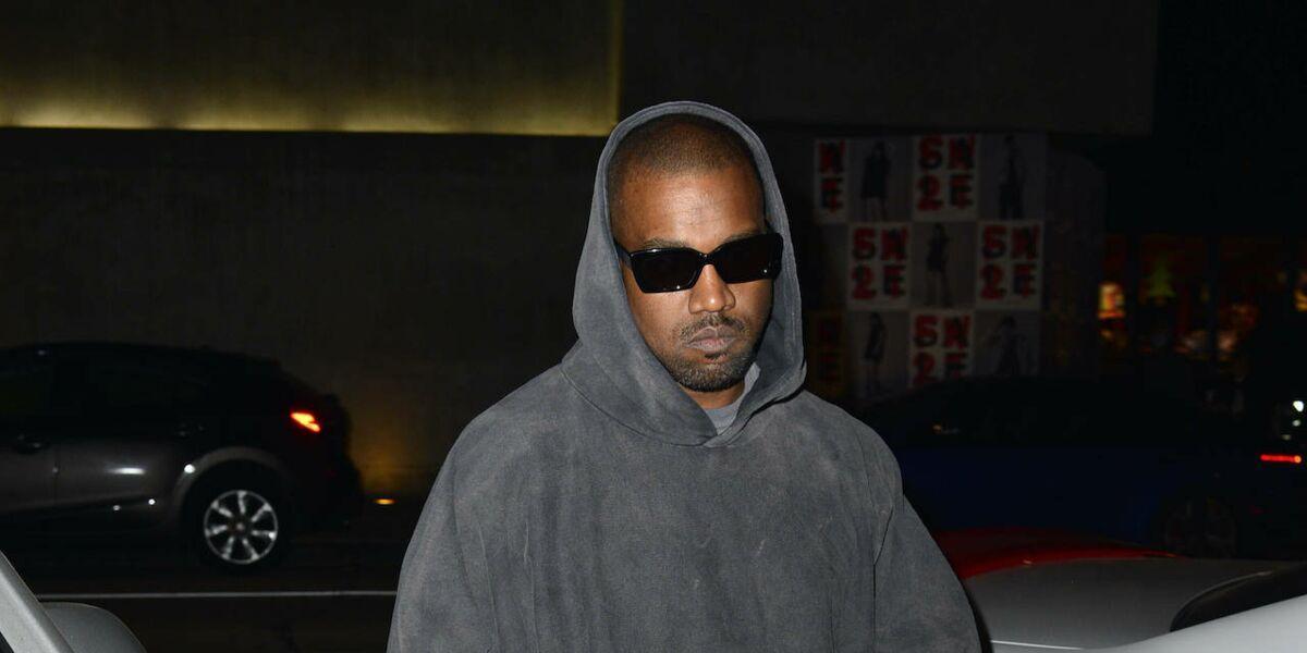 Kanye west черные псы. Канье Уэст 2022. Gap Kanye West. Канье Уэст Баленсиага. Kanye West gap Hoodie.