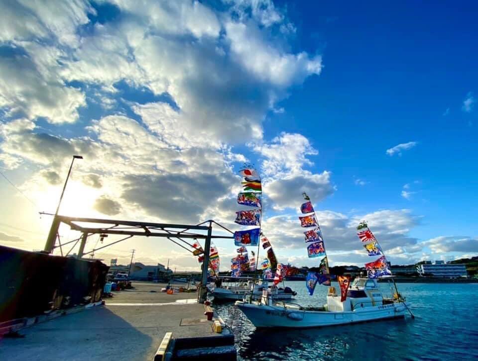 kojakeishun's tweet photo. 若い担い手が頑張っている奥武島漁民の活力に敬意を表したい。

大漁旗に感謝❣️

ありがとうございます。

市長は2月12日就任で、初登庁は14日月曜日です。宜しくお願い申し上げます。

今日も元気で頑張りましょう‼️ https://t.co/b7SCerpE6z