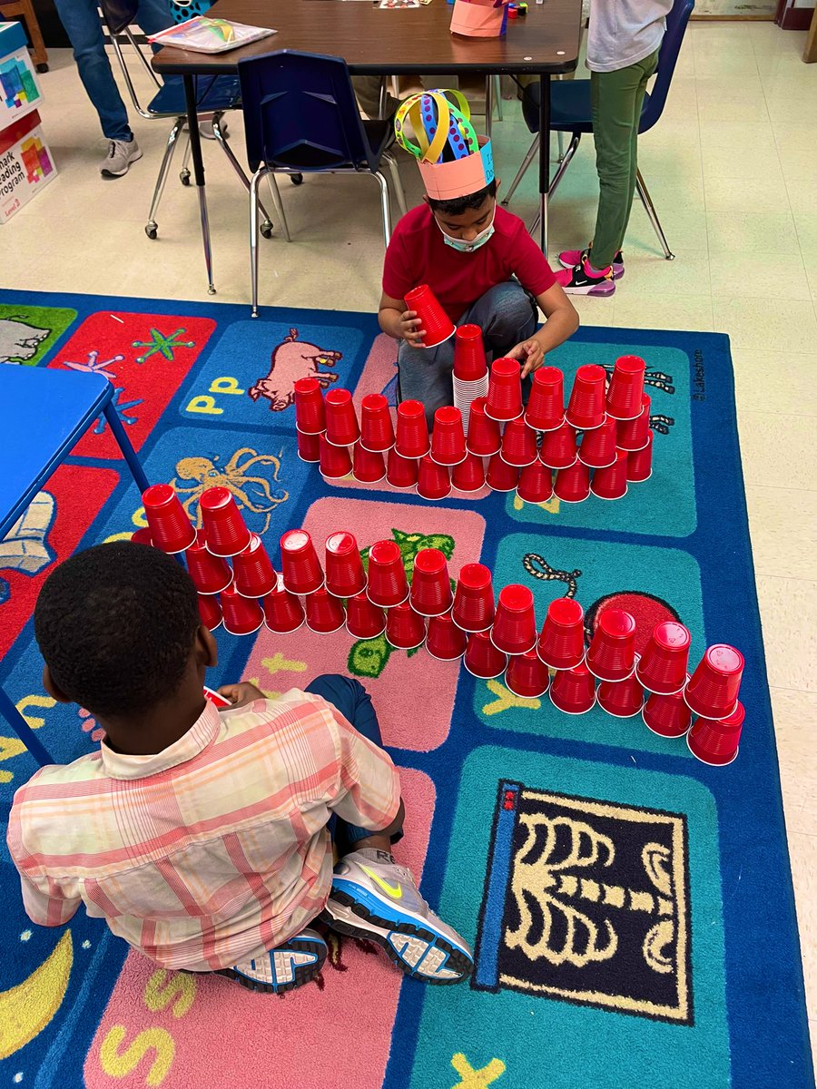 LeeAnna_2013's tweet image. This old lady is wiped out! 👵🏻

Happy 100 days of school! 👩‍🏫💯

#LifeInALE    @NISDRabaES