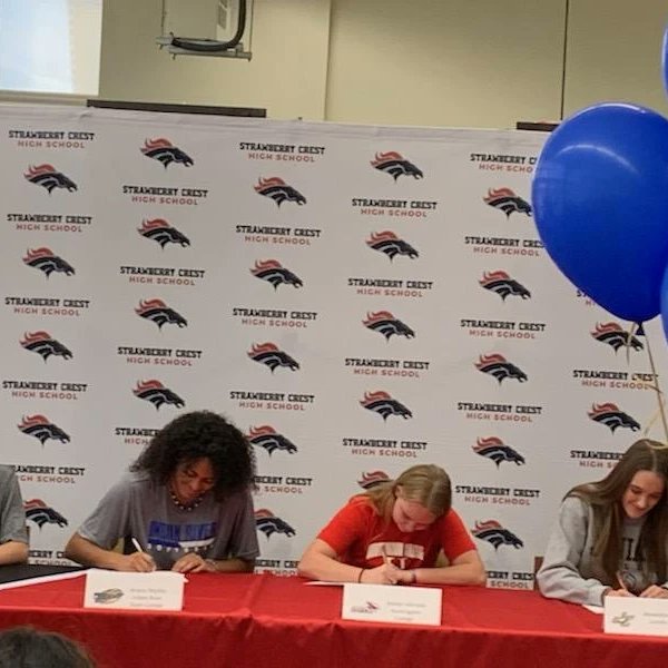 18u_red's tweet photo. Huge congrats to our #12 Ari Murillo for signing her NLI to play at Indian River State College. Very proud of you &amp; glad I could be there on your special day. @ArianaM2022 @RonaldFritz12 @IRSC_Softball https://t.co/Gf2aZ8NK12